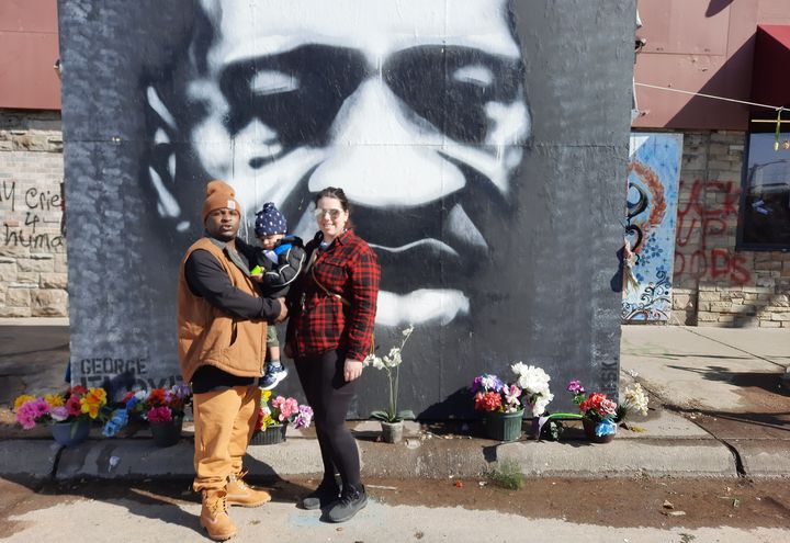 Cortez&nbsp;et sa famille sont venus se recueillir sur le mémorial de Georges&nbsp;Floyd, à Minneapolis.&nbsp; (CLAUDE GUIBAL / RADIO FRANCE)