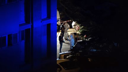 La police scientifique enquête après une fusillade meurtrière à Marseille le 25 juin 2016. (BERTRAND LANGLOIS / AFP)