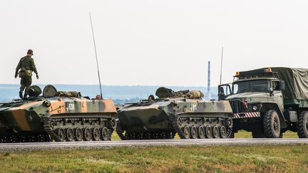 Des v&eacute;hicules militaires russes circulent &agrave; une dizaine de kilom&egrave;tres de la ville de Donetsk, pr&egrave;s de la fronti&egrave;re ukrainienne, le 18 ao&ucirc;t 2014. (DMITRY SEREBRYAKOV / AFP)