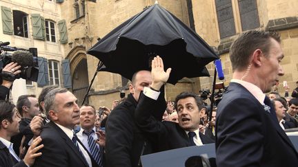 Nicolas Sarkozy quitte Bayonne (Pyr&eacute;n&eacute;es-Atlantiques) sous les hu&eacute;es, le 1er mars 2012. (PHILIPPE WOJAZER / REUTERS)