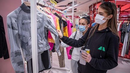 A l'intérieur du&nbsp;grand magasin&nbsp;Le Printemps, à Paris, le 28 mai 2020. (MAXPPP)