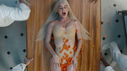 Katy Perry se fait cuisiner dans son dernier clip, celui de "Bon Appetit".
 (capture écran du clip &quot;Bon Appetit&quot;)