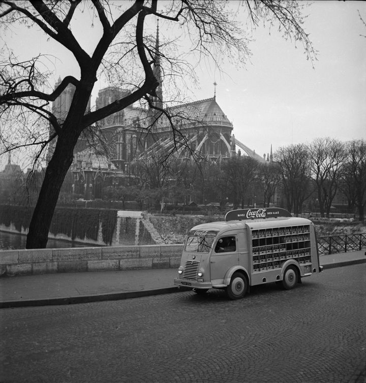 Une camionnette Coca-Cola passe sur les quais de Seine, près de l'église Notre-Dame de Paris, en avril 1950. (MARK KAUFFMAN / THE LIFE PICTURE COLLECTION)