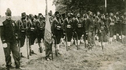 Des tirailleurs sénégalais sur une carte postale de 1915. (GUSMAN / LEEMAGE / AFP)