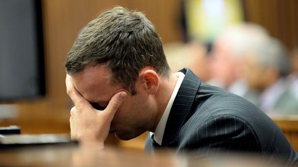 Le champion paralympique sud-africain&nbsp;Oscar Pistorius, au tribunal de Pretoria (Afrique du Sud),&nbsp;le 10 mars 2014. (BONGIWE MCHUNU / AFP)