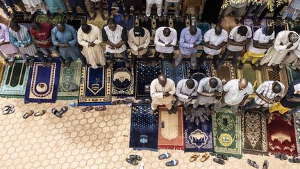 Prière du vendredi à la Grande mosquée de Ouagadougou, la capitale du Burkina Faso, le 28 janvier 2022.&nbsp; (JOHN WESSELS / AFP)