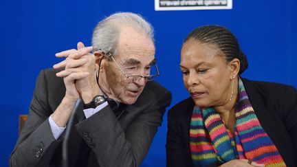 La ministre de la Justice, Christiane Taubira (à droite), s'entretient avec l'ancien ministre de la Justice, Robert Badinter, lors d'une conférence de presse à Paris, le 25 novembre 2013 à Paris. (ERIC FEFERBERG / AFP)