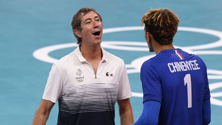 Laurent Tillie avec&nbsp;Barthélémy Chinenyeze lors de la demi-finale contre l'Argentine, le 5 août (CROSNIER JULIEN / KMSP via AFP)