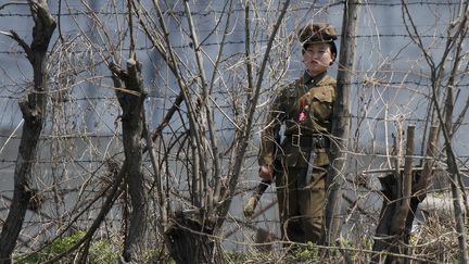 Une surveillante de prison nord-cor&eacute;enne, devant une prison du comt&eacute; de Chongsong, en Cor&eacute;e du Nord, le 8 mai 2011.&nbsp; (JACKY CHEN / REUTERS )