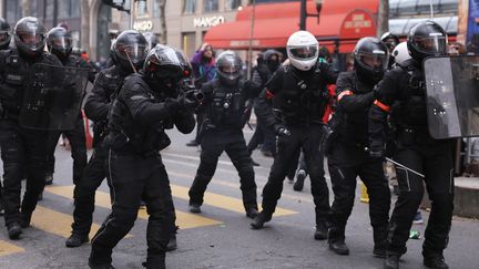 Des policiers de la Brav-M lors d'une manifestation contre la réforme des retraites à Paris, le 23 mars 2023. (THOMAS SAMSON / AFP)