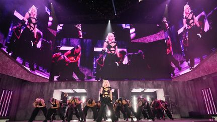 Lady Gaga, entourée de tous ses danseurs, a mis le fau au Stade de France dimanche 24 juillet, trois jours après son concert à Stockholm. (KEVIN MAZUR / GETTY IMAGES EUROPE)