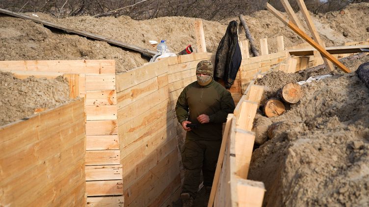 Un soldat russe dans une tranchée en construction sur la rive orientale du Dniepr, dans une zone de la région de Kherson (Ukraine) occupée par les forces russes, le 5 mars 2023. (ANDREI ROUBTSOV / TASS / SIPA)