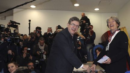 Jean-Luc Mélenchon, le candidat de la France insoumise, vote à Paris, le 23 avril 2017. (JACQUES DEMARTHON / AFP)