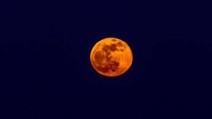 La Lune vue depuis Pékin en Chine, le 21 janvier 2019.&nbsp; (QIANLONG / IMAGINECHINA / AFP)