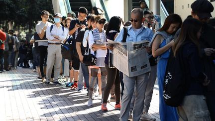 Des citoyens hongkongais font la queue pour l'élection des membres des conseils de districts, le 24 novembre 2019. (EYEPRESS NEWS / AFP)