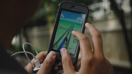 Une personne joue à "Pokémon Go" à Jakarta (Indonésie), le 14 juillet 2016. (DASRIL ROSZANDI / NURPHOTO / AFP)