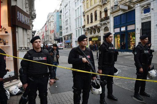 Des policiers turcs bloquent l'avenue Istiklal à Istanbul, où a eu lieu un attentat le 19 mars 2016. (AFP - Mohammed Elshamy)