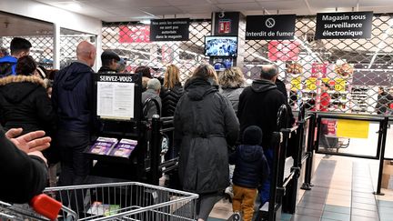 Des clients font la queue devant un magasin Intermarché, à Bourg-en-Bresse, dans l'Ain, le 26 janvier 2018.&nbsp; (MAXPPP)