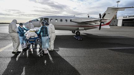 Une évacuation par avion près de Lyon, le 16 novembre 2020. (PHILIPPE DESMAZES / AFP)