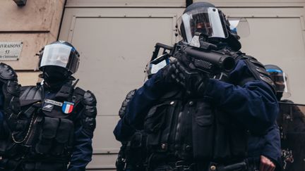 Des membres des forces de l'ordre mobilisés le 9 janvier 2020 à Paris lors d'une journée de manifestations contre la réforme des retraites. (VALENTINE ZELER / HANS LUCAS)