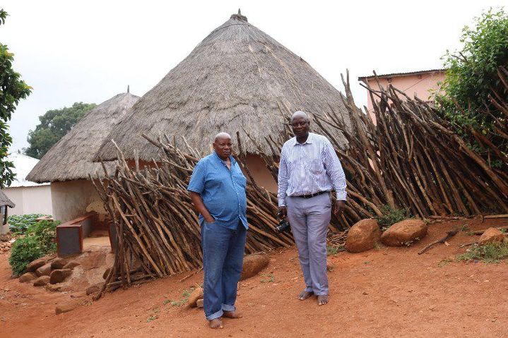 Moshakge Molokwane et Newyear Mabokela, membres de la famille royale Balobedu à Khethakoni (Afrique du Sud), le 22 février 2016. (SINIKKA TARVAINEN / DPA)