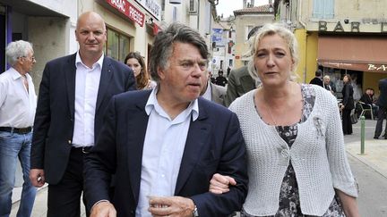 Le candidat du Front national Gilbert Collard et la pr&eacute;sidente du parti, Marine Le Pen, en campagne le 7 juin 2012 &agrave; Gallician (Gard). (BORIS HORVAT / AFP)