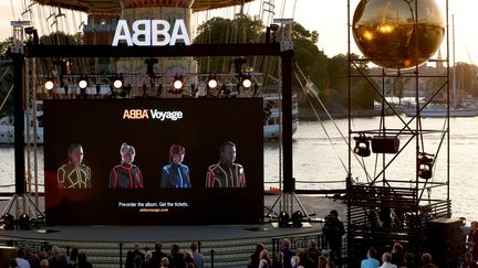 Des personnes regardent l'événement ABBA Voyage au parc d'attractions Grona Lund à Stockholm, en Suède, le 02 septembre 2021. (FREDRIK PERSSON / EPA / TT NEWS AGENCY)