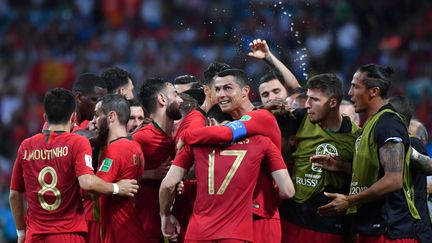 Les Portugais fêtent le deuxième des trois buts de Cristiano Ronaldo lors du match du premier tour de la Coupe du monde contre l'Espagne, le 15 juin 2018 à Sotchi (Russie). (NELSON ALMEIDA / AFP)