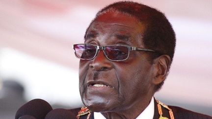 Réélu le 31 juillet 2013 pour un sixième mandat, le président du Zimbabwe, Robert Mugabe, prononce un discours, le 12 août 2013, pour la Journée des Héros d'Acre, banlieue pauvre de Harare. (Photo AFP (YBG) Xinhua / Stringer)