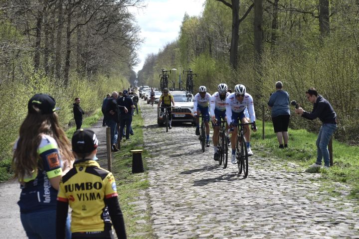 De nombreux spectateurs étaient présents à la sortie de la Trouée d'Arenberg pour voir passer les coureurs lors de la reconnaissance de Paris-Roubaix, jeudi 14 avril. (Hortense Leblanc)