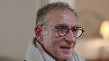 Il y a un an, Bernard Pino, 68 ans, a prêté serment à la remise de son diplôme de médecin généraliste. Le journal de 20 heures est parti à la rencontre de celui qui se dit le "plus jeune vieux médecin de France"