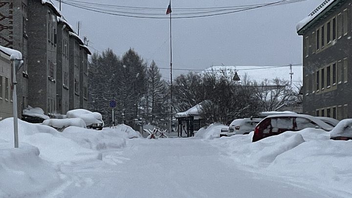 Au bout de cette rue proche du centre de Kharp, l'entrée d'IK-3, la colonie où était emprisonné Alexeï Navalny. (SYLVAIN TRONCHET / RADIO FRANCE)