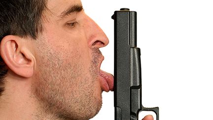 Cette photo d'illustration d'un homme léchant un pistolet a été reprise par le compte Twitter Dark Stock Photos.&nbsp; (GILLES DECRUYENAERE)