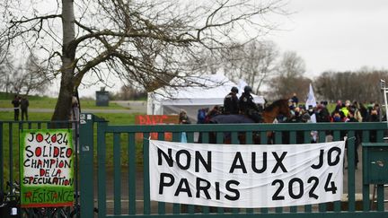 Manifestation en décembre 2020 devant le parc Georges-Valbon à La Coureneuve, où doit se construire le village des médias des Jeux. (CHRISTOPHE ARCHAMBAULT / AFP)