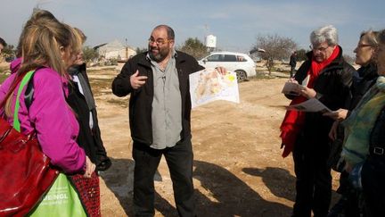 Yehuda Shaul, membre de l'ONG israélienne Breaking the silent, en visite le 10 février 2016 avec des parlementaires européens dans le village palestinien de Susya au sud d'Hébron, menacé de destruction par l'armée. (HAZEM BADER / AFP)