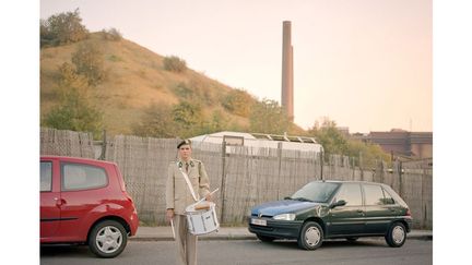 En 2011 et 2012, Thomas Vanden Driessche photographie Dampremy, une section de la ville belge de Charleroi située en région wallonne. Coincée entre trois terrils, un immense cimetière et l’usine sidérurgique du groupe Carsid, ce lieu a des allures de décor de cinéma. Depuis des dizaines d’années, les mines de charbon ferment et l’industrie de l’acier décline. Mais les habitants veulent contrer la mauvaise réputation que ce quartier a acquise et tentent à nouveau de s’approprier les lieux en développant de nombreuses initiatives.  (Thomas Vanden Driessche )