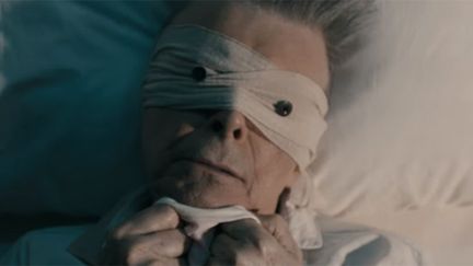 David Bowie dans le clip de "Lazarus" de Johan Renck publié le 7 janvier 2016.
 (saisie écran)