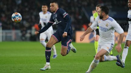 Kylian Mbappé et Daniel Carvajal lors du match entre le PSG et le Real Madrid, en huitième de finale aller de Ligue des champions, le 16 février 2022. (PIERRE STEVENIN / MAXPPP)