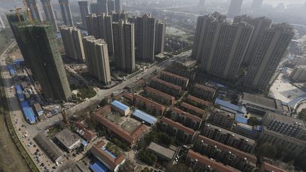 Cohabitation entre ancien et nouveau quartier r&eacute;sidentiel &agrave; Wuhan (Chine), le 18 mars 2013. (DARLEY SHEN / REUTERS)