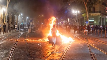 Un feu allumé dans les rues de Marseille (Bouches-du-Rhône) dans la soirée du 1er juillet 2023, lors de violences urbaines déclenchées après la mort de Nahel, le 27 juin 2023 à Nanterre (Hauts-de-Seine). (SENER YILMAZ ASLAN/SIPA / SIPA)