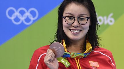 La&nbsp;nageuse chinoise Fu Yuanhui pose avec sa médaille de bronze aux Jeux olympiques de Rio (Brésil), le 8 août 2016. (GABRIEL BOUYS / AFP)