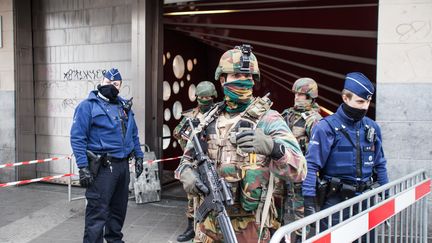 Des militaires et des policiers belges, le 23 mars 2016 à Bruxelles (Belgique). (KEVIN VAN DEN PANHUYZEN / NURPHOTO / AFP)