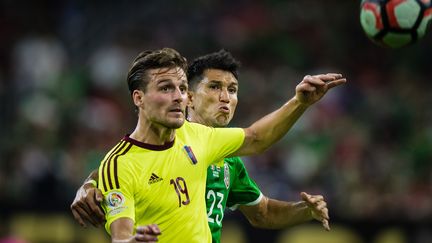 Jesus Molina, le Mexicain, et Christian Santos, le Venezuelien, convoitent le ballon (STRINGER / ANADOLU AGENCY)