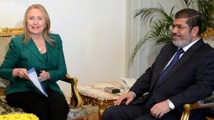 La secrétaire d'Etat américaine Hillary Clinton rencontre le président égyptien Mohamed Morsi au Caire, le 21 Novembre 2012. Une visite placée sous le signe d'une intense activité diplomatique visant à mettre fin à l'opération israélienne dans la bande de Gaza. (AFP PHOTO / KHALED DESOUKI )