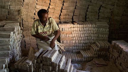 Empaquetées, les plaques sont vendues au grand marché de Mekele, capitale de la région du Tigré, au nord de l'Ethiopie. (Reuters/Siegfried Modola)