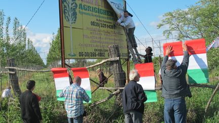 Les militants du Jobbik "d&eacute;corent" la propri&eacute;t&eacute; agricole d'un Italien &agrave; Mike (Hongrie), le 18 mai 2014. (SALOME LEGRAND / FRANCETV INFO)