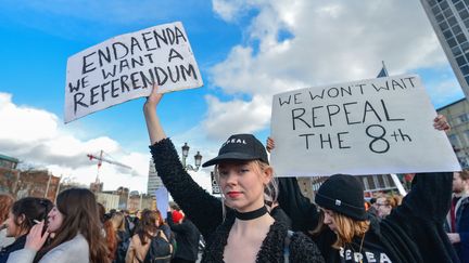 Des manifestants réclament à Dublin (Irlande) l'abrogation du 8e amendement à la Constitution de 1937, le 8 mars 2017. (ARTUR WIDAK / NURPHOTO / AFP)