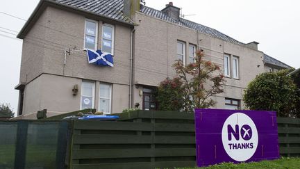 NO - Une maison arbore les signes du "oui" et du "non" &agrave; Burnmouth (Ecosse), le 16 septembre 2014. (LESLEY MARTIN / AFP)