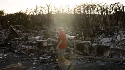 Un habitant est présent sur les lieux de l'incendie à Lahaina, dans l'ouest de l'île de Maui, à Hawaï, le 12 août 2023. (YUKI IWAMURA / AFP)