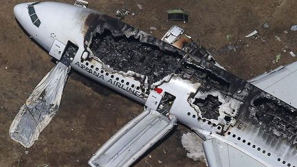 Vue a&eacute;rienne de la carcasse carbonis&eacute;e du Boeing 777 d'Asiana Airlines sur l'a&eacute;roport de San Francisco (Californie, Etats-Unis), le 6 juillet 2013. (JED JACOBSOHN / REUTERS)